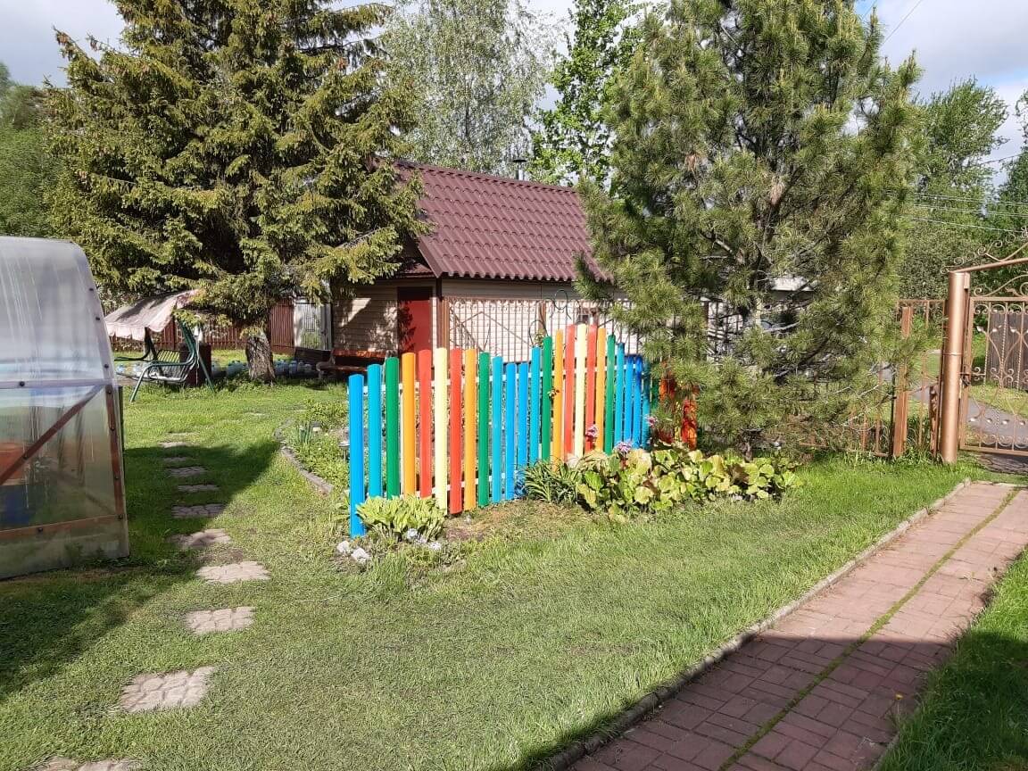 забор из разноцветного штакетника односторонний фото2 в Сосновом Бору