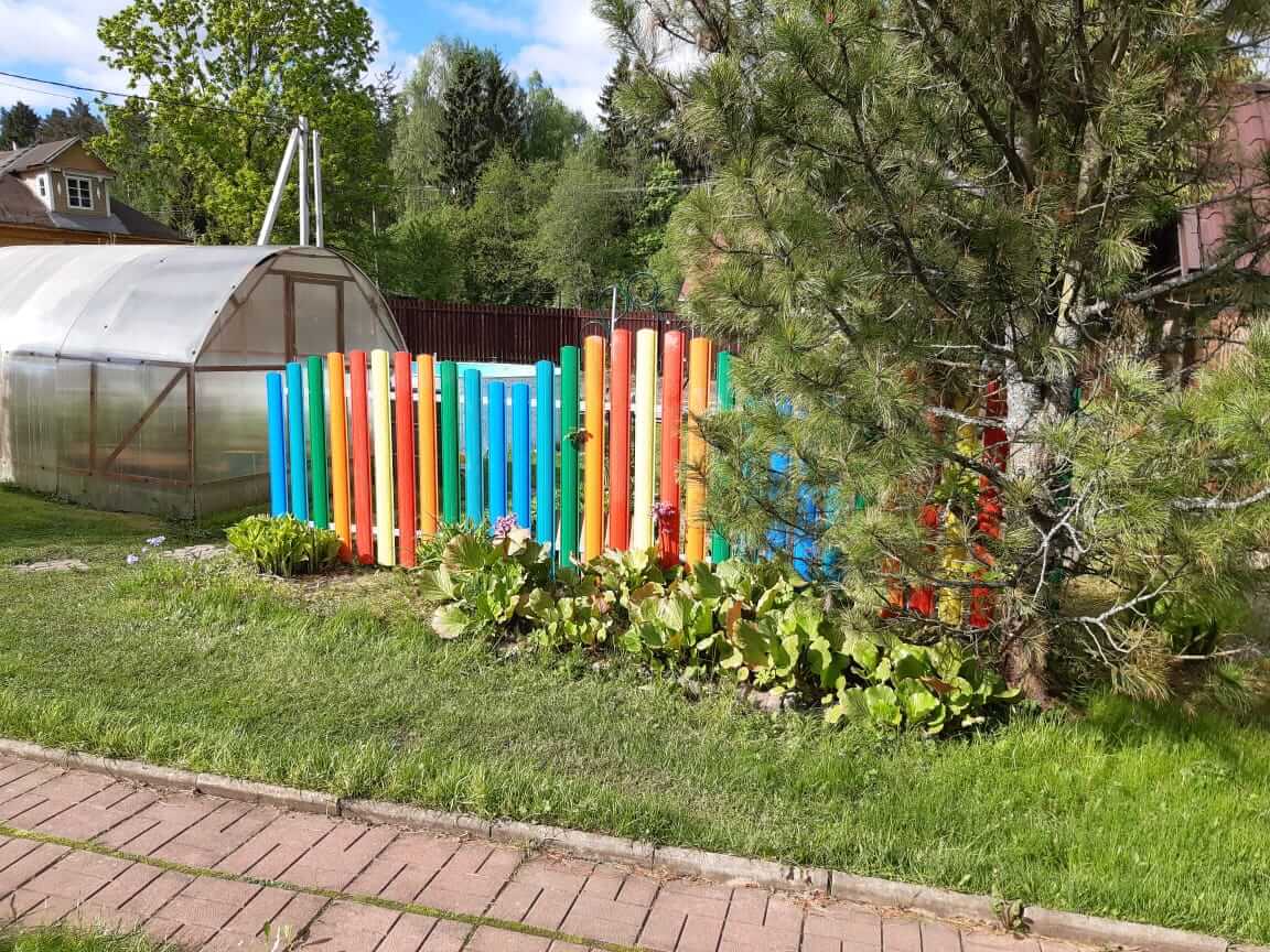 забор из разноцветного штакетника односторонний фото1 в Сосновом Бору