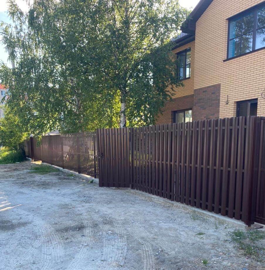 забор из штакетника шоколад фото1 в Сосновом Бору