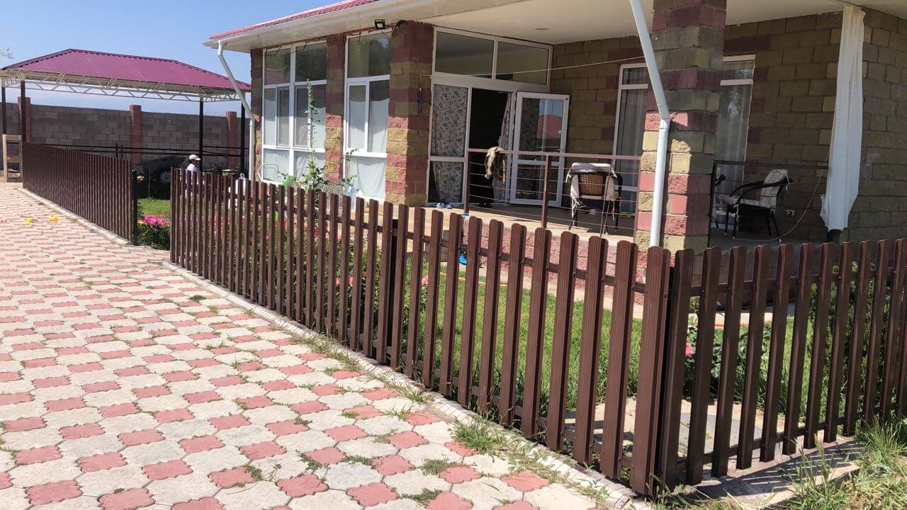 забор из штакетника шоколад фото1 в Сосновом Бору