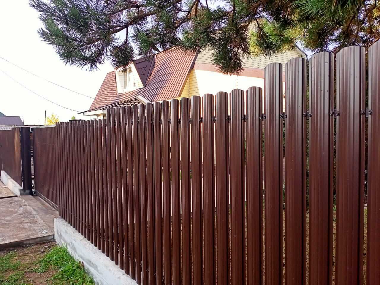 забор из штакетника шоколад фото1 в Сосновом Бору