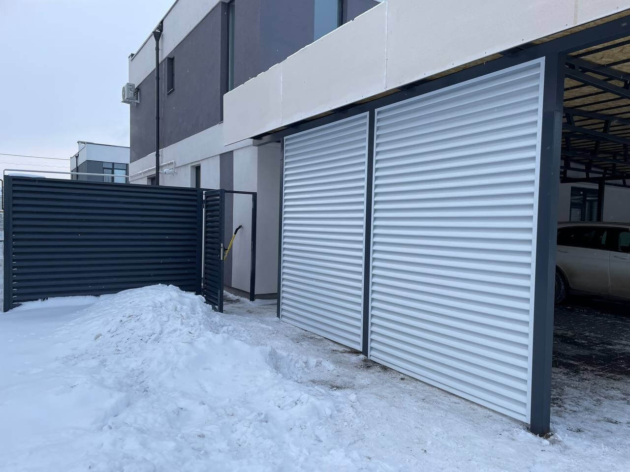 Парковочное место из ламелей Еврожалюзи RAL9003/9003 Белый двусторонний фото 1 в Сосновом Бору