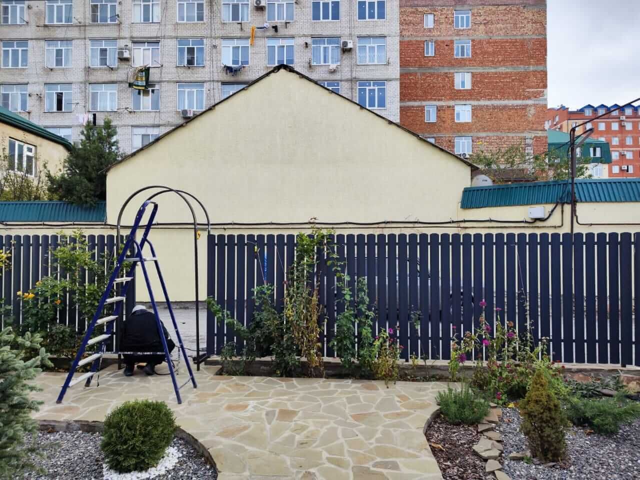 Забор из металлоштакетника RAL7024/7024 Серый Графит двусторонний матовый фото 4 в Сосновом Бору