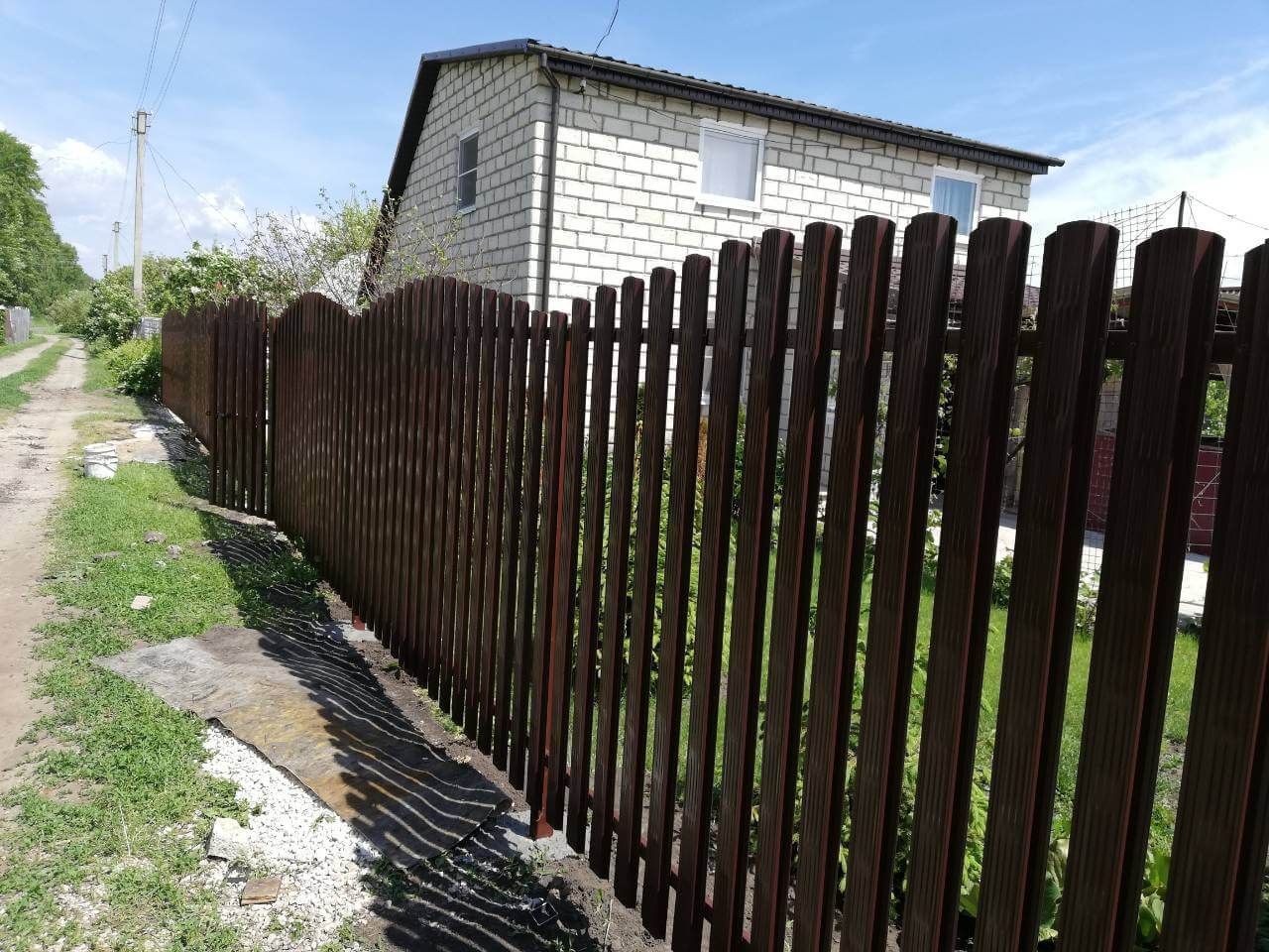 Забор из евроштакетника Плетенка 19м RAL8017 Шоколад в Сосновом Бору