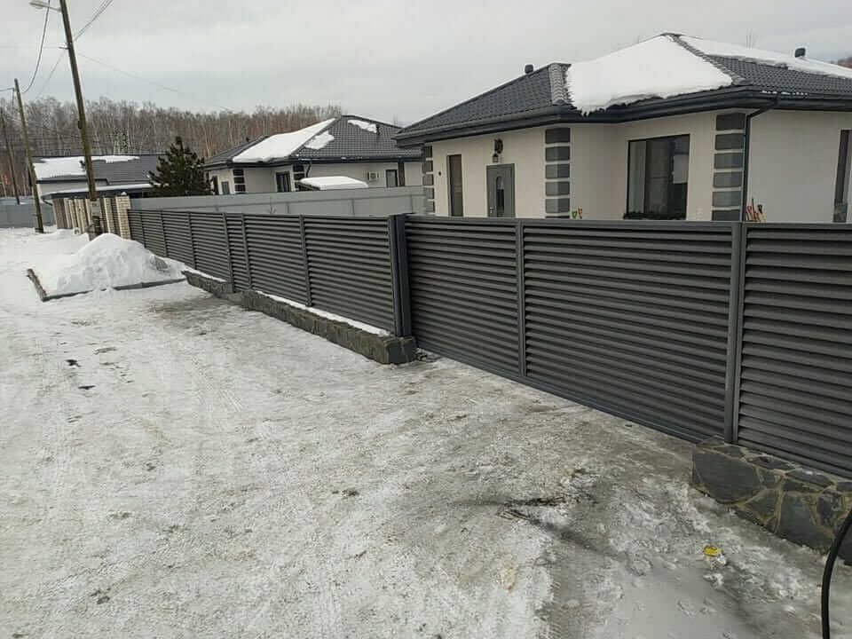 Забор-жалюзи с входной группой 26м RAL7024 Серый Графит МАТТЕ фото 1 в Сосновом Бору