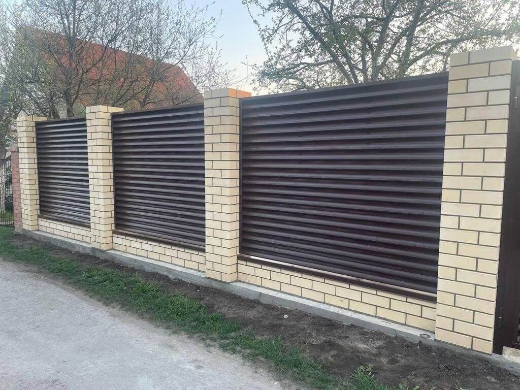 Забор c ламелями Еврожалюзи 23м RAL8017/8017 Шоколад 2-х сторонний фото 3 в Сосновом Бору