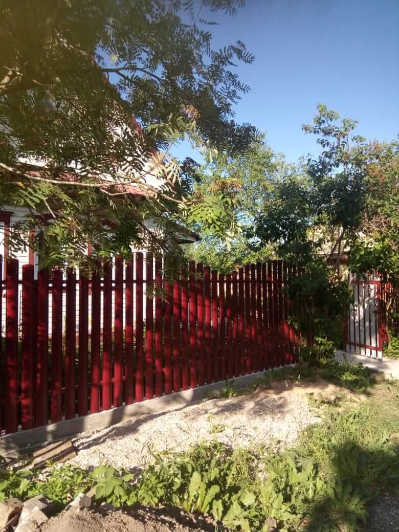 Забор из фигурного штакетника 21м RAL3005 Красное Вино фото 1 в Сосновом Бору