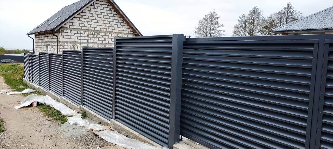 Забор-жалюзи из ламелей ЭКО-Z 24м RAL7024 Серый Графит в Сосновом Бору