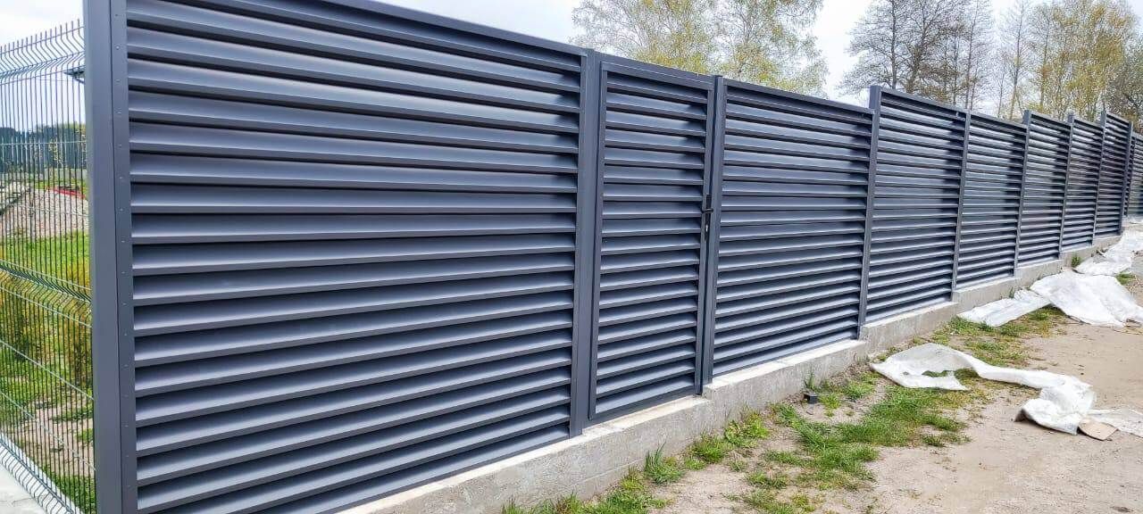 Забор-жалюзи из ламелей ЭКО-Z 24м RAL7024 Серый Графит фото 2 в Сосновом Бору