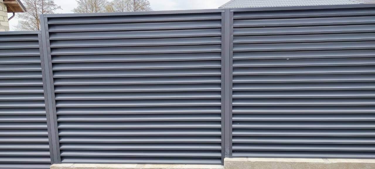 Забор-жалюзи из ламелей ЭКО-Z 24м RAL7024 Серый Графит фото 1 в Сосновом Бору