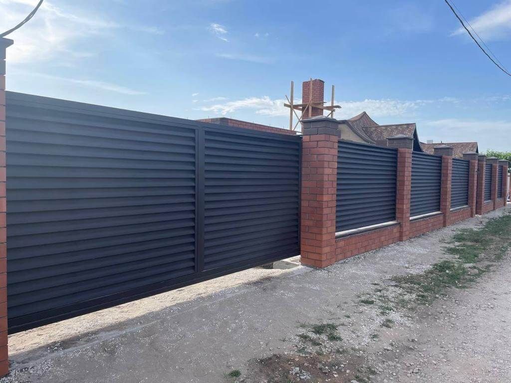Забор из ламелей еврожалюзи 21м RAL8019/8019 Темный Шоколад МАТТЕ двухсторонний в Сосновом Бору
