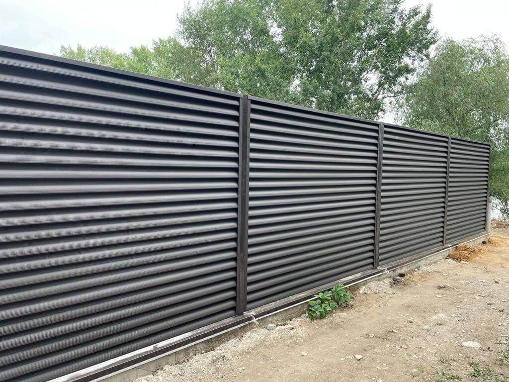 Забор-жалюзи с ламелями еврожалюзи 29м RAL8019/8019 Темный Шоколад МАТТЕ двухсторонний фото 2 в Сосновом Бору