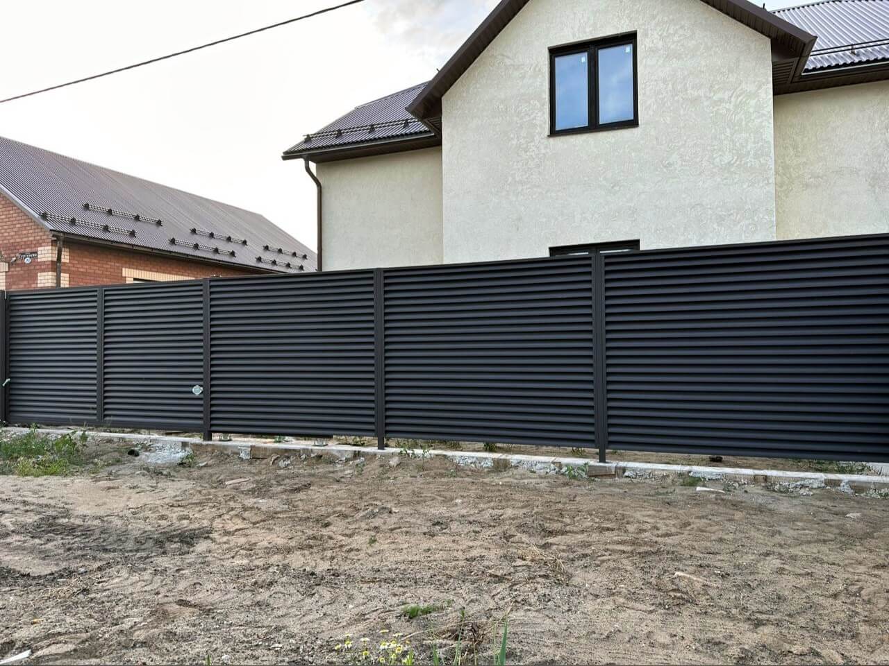 Забор с ламелями еврожалюзи 18м RAL8019/8019 Темный Шоколад МАТТЕ двусторонний фото 1 в Сосновом Бору