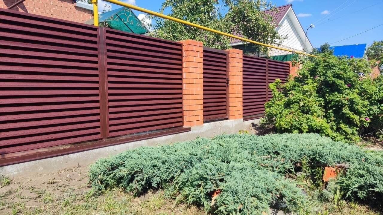 Забор-жалюзи из ламелей Еврожалюзи 20м RAL8017 Шоколад фото 1 в Сосновом Бору