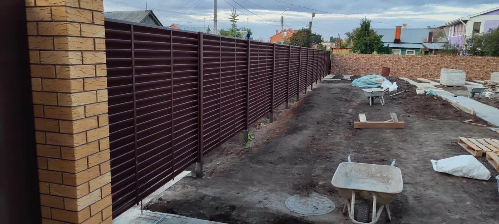 Забор из ламелей еврожалюзи 19м RAL8017/8017 Шоколад двусторонний фото 1 в Сосновом Бору
