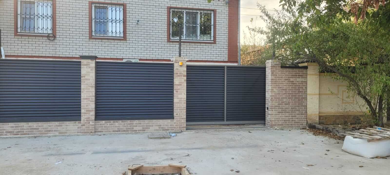 Забор-жалюзи с ламелями ЭКО-Z US усиленные 20м RAL7024/7024 Серый Графит двусторонний МАТТЕ фото 2 в Сосновом Бору