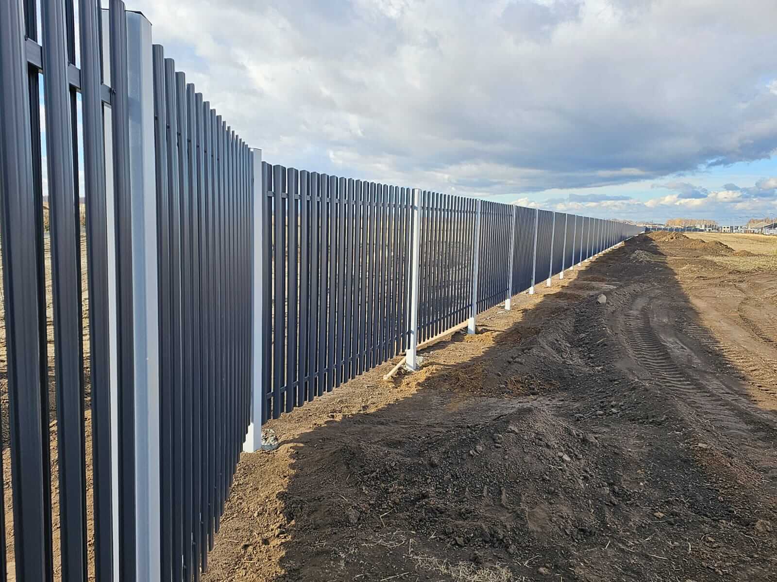 Забор из евроштакетника 234м RAL7024/7024 Серый Графит двусторонний фото 4 в Сосновом Бору
