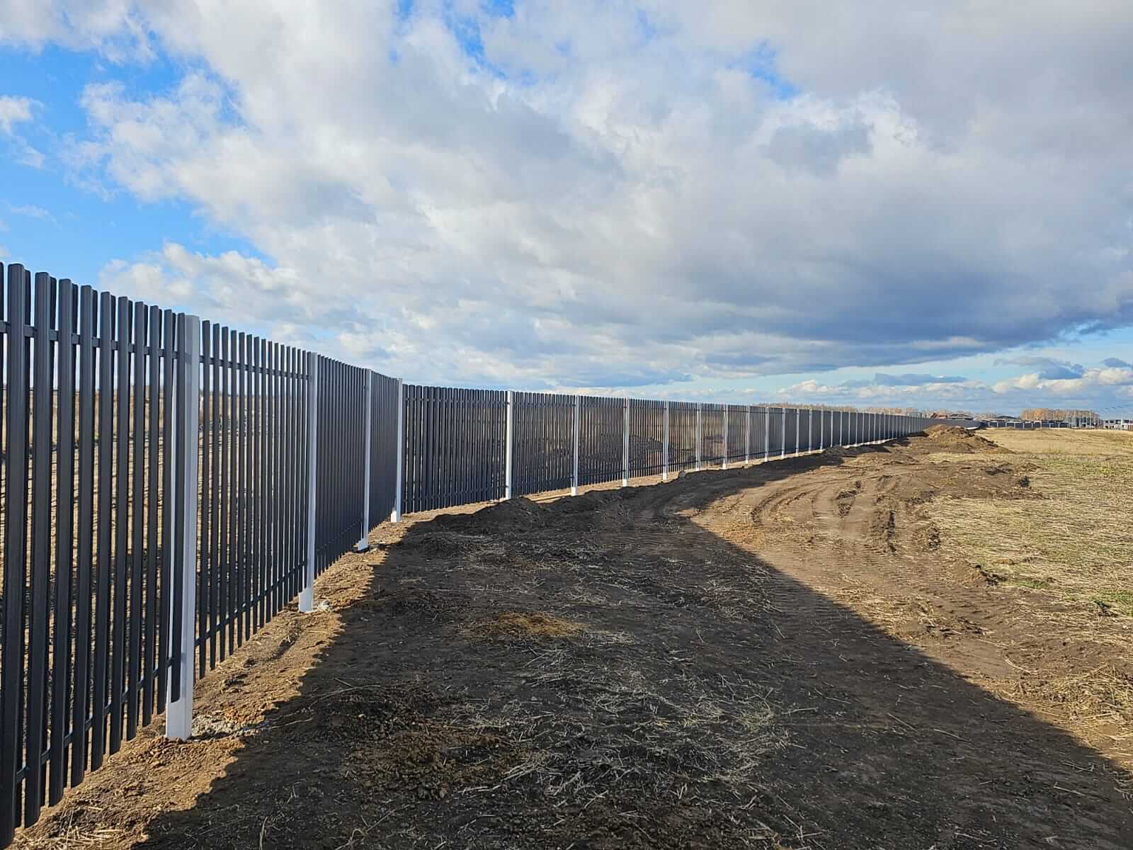 Забор из евроштакетника 234м RAL7024/7024 Серый Графит двусторонний фото 3 в Сосновом Бору
