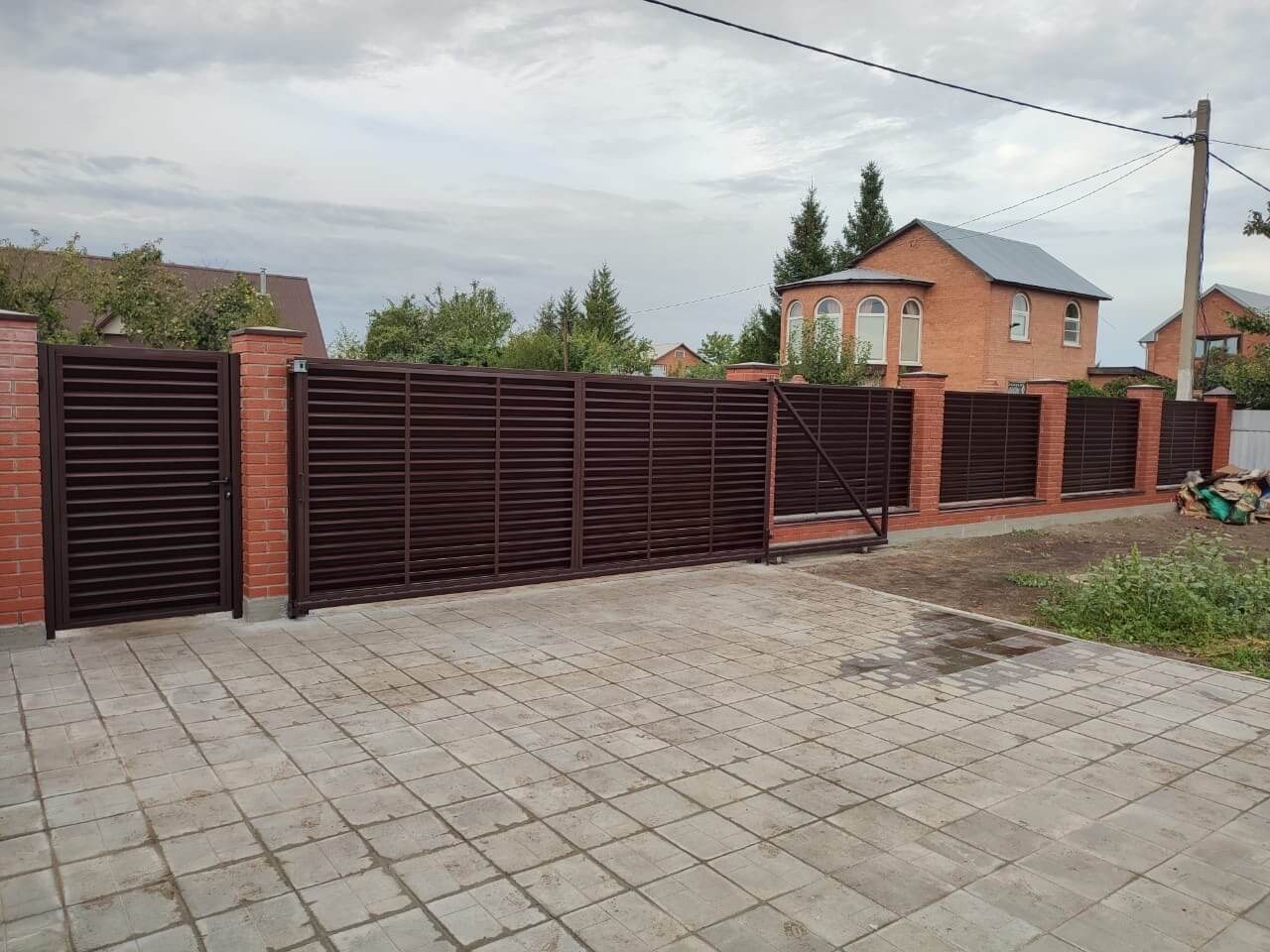 Забор из ламелей Еврожалюзи 28м RAL8017/8017 Шоколад двусторонний фото 3 в Сосновом Бору