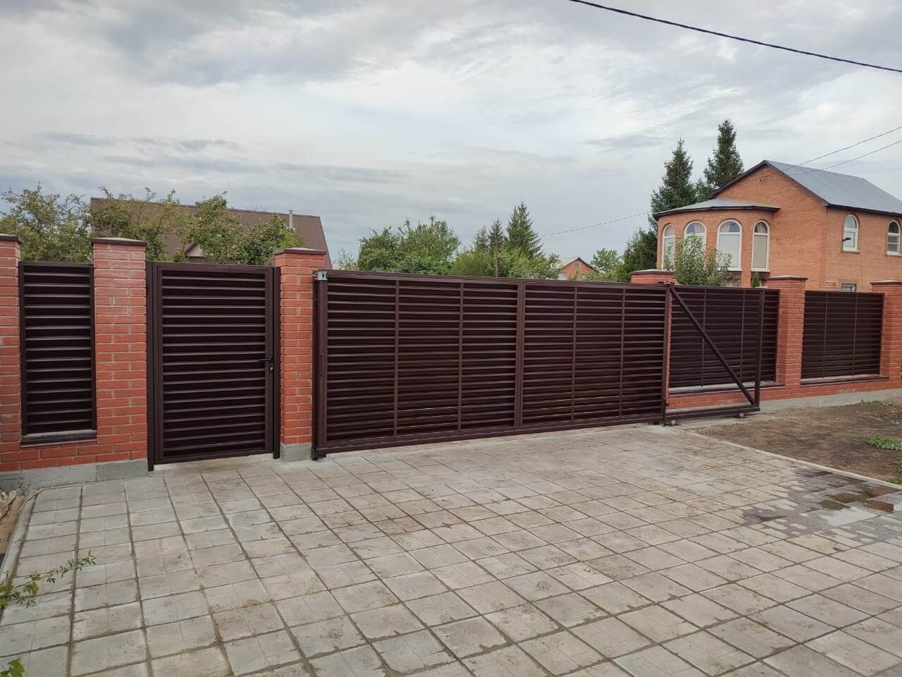 Забор из ламелей Еврожалюзи 28м RAL8017/8017 Шоколад двусторонний в Сосновом Бору