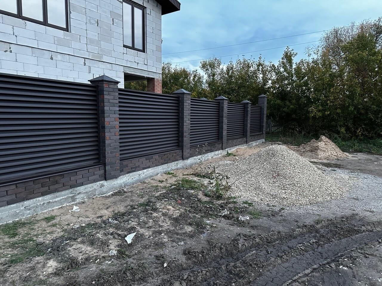 Забор из ламелей Еврожалюзи 38м RAL8019/8019 Темный Шоколад двусторонний MATTE фото 4 в Сосновом Бору
