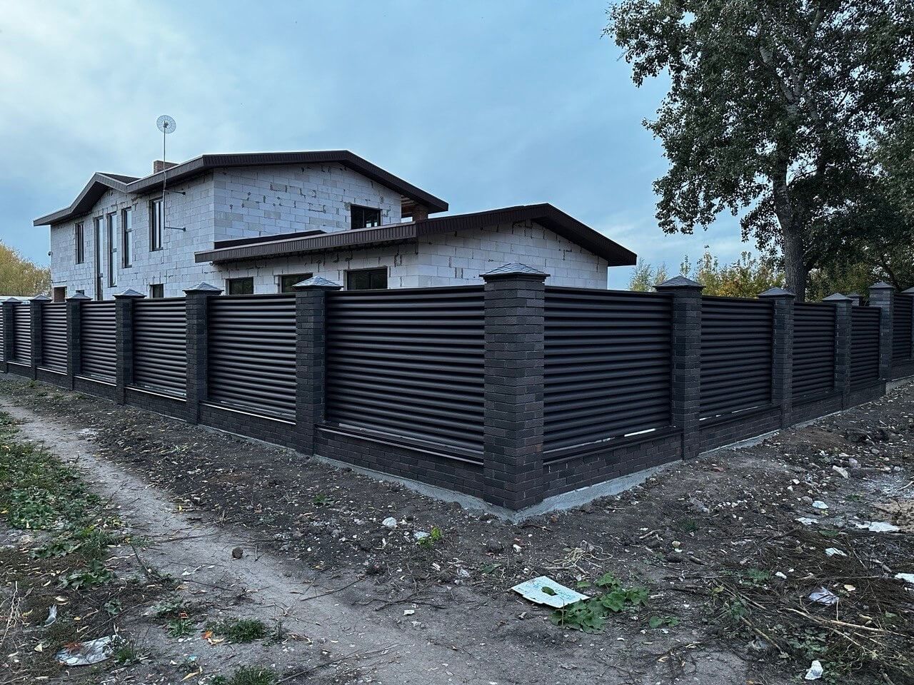 Забор из ламелей Еврожалюзи 38м RAL8019/8019 Темный Шоколад двусторонний MATTE фото 2 в Сосновом Бору