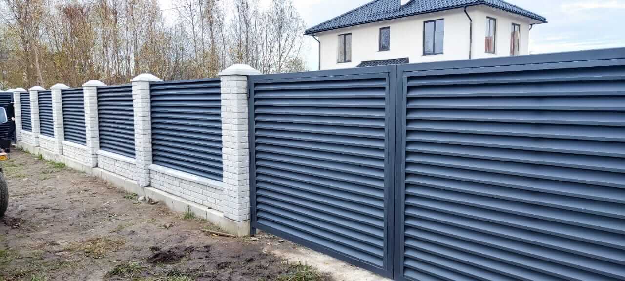 Забор-жалюзи из ламелей ЭКО-Z 32м RAL7024 Серый Графит МАТТЕ фото 5 в Сосновом Бору