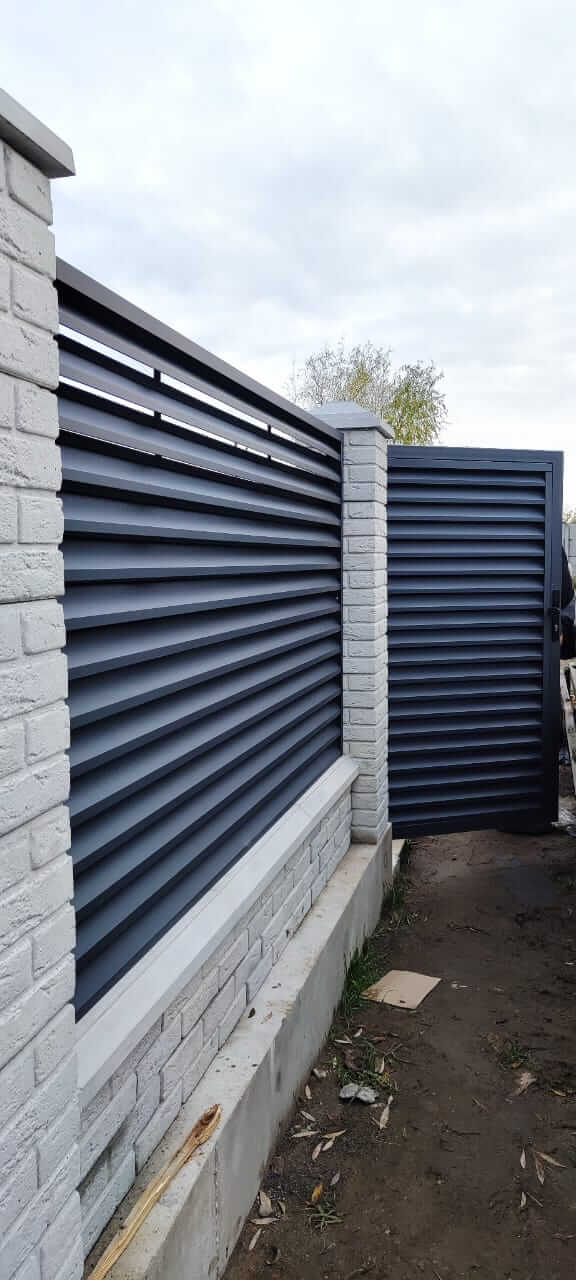Забор-жалюзи из ламелей ЭКО-Z 32м RAL7024 Серый Графит МАТТЕ фото 4 в Сосновом Бору