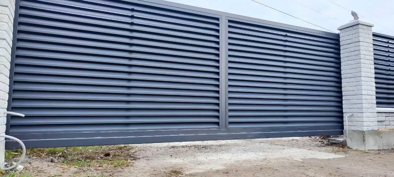 Забор-жалюзи из ламелей ЭКО-Z 32м RAL7024 Серый Графит МАТТЕ фото 3 в Сосновом Бору