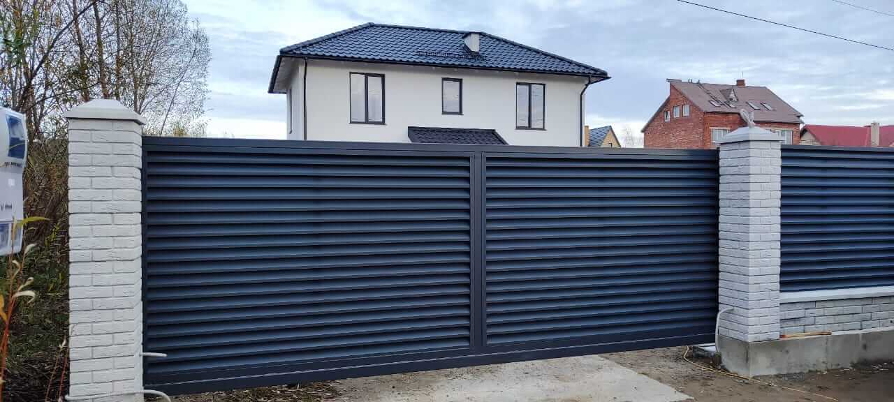 Забор-жалюзи из ламелей ЭКО-Z 32м RAL7024 Серый Графит МАТТЕ фото 2 в Сосновом Бору