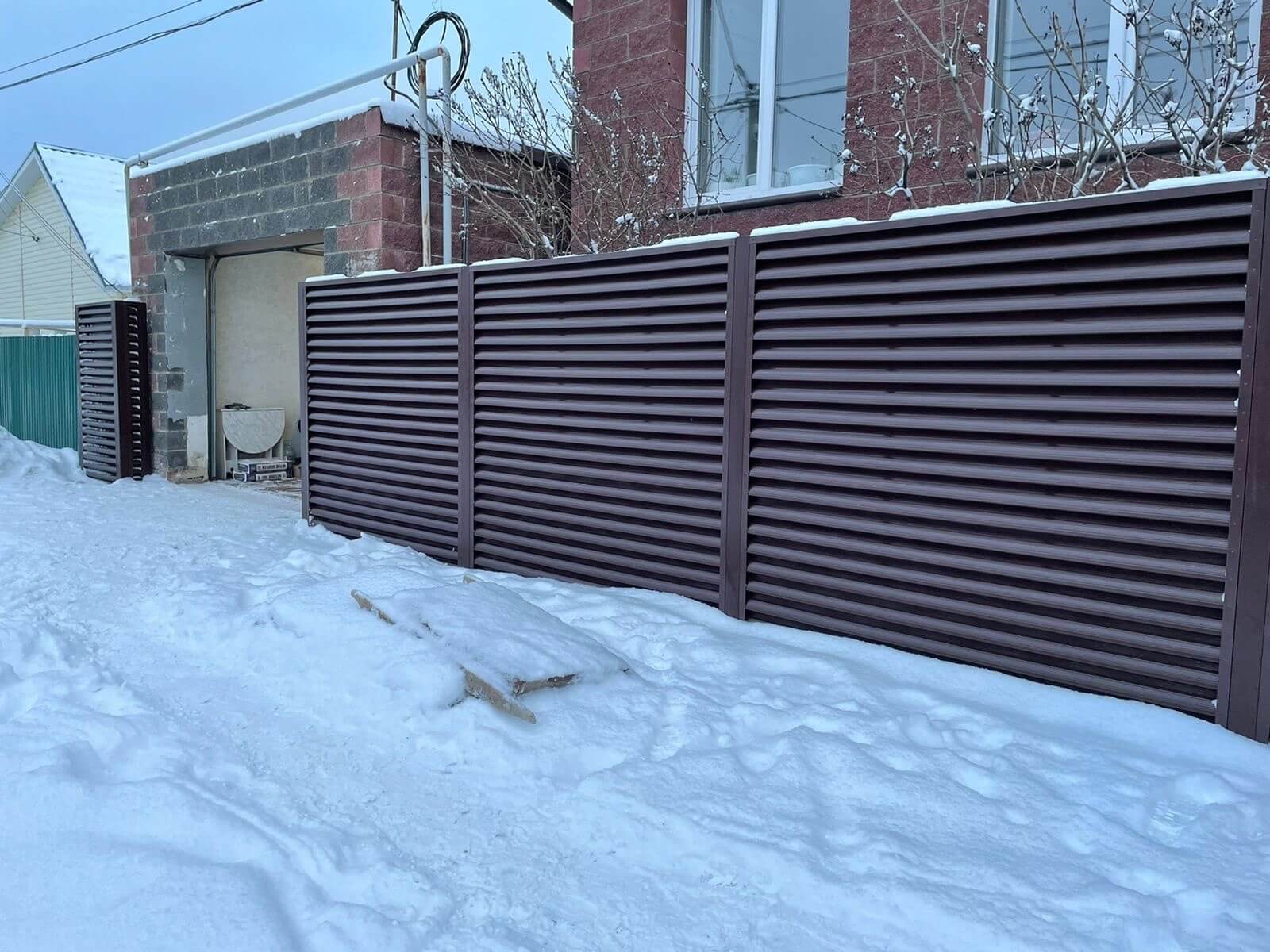 Забор из ламелей еврожалюзи 38м RAL8017/8017 Шоколад двусторонний фото 5 в Сосновом Бору
