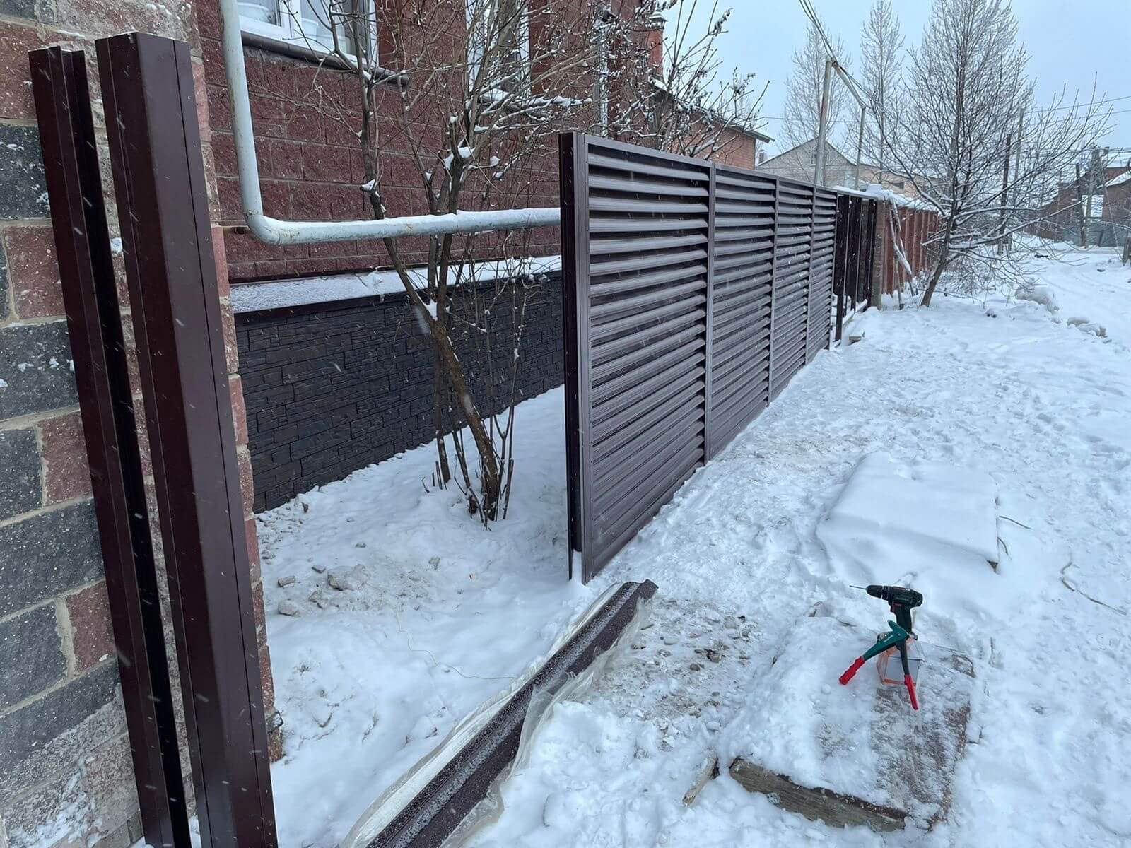 Забор из ламелей еврожалюзи 38м RAL8017/8017 Шоколад двусторонний фото 4 в Сосновом Бору