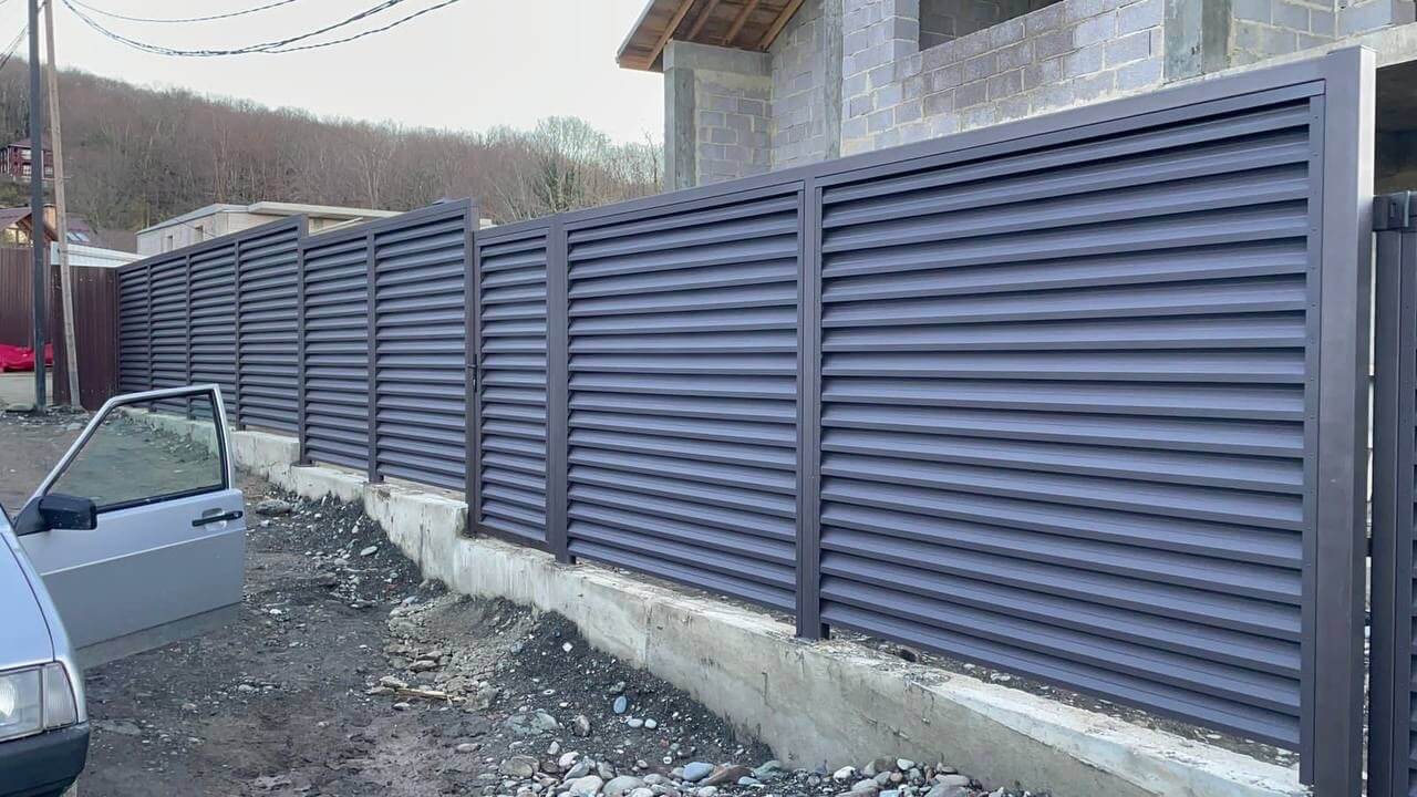 Забор-жалюзи из ламелей ЭКО-Z 54м RAL8019/8019 Темный Шоколад двусторонний в Сосновом Бору