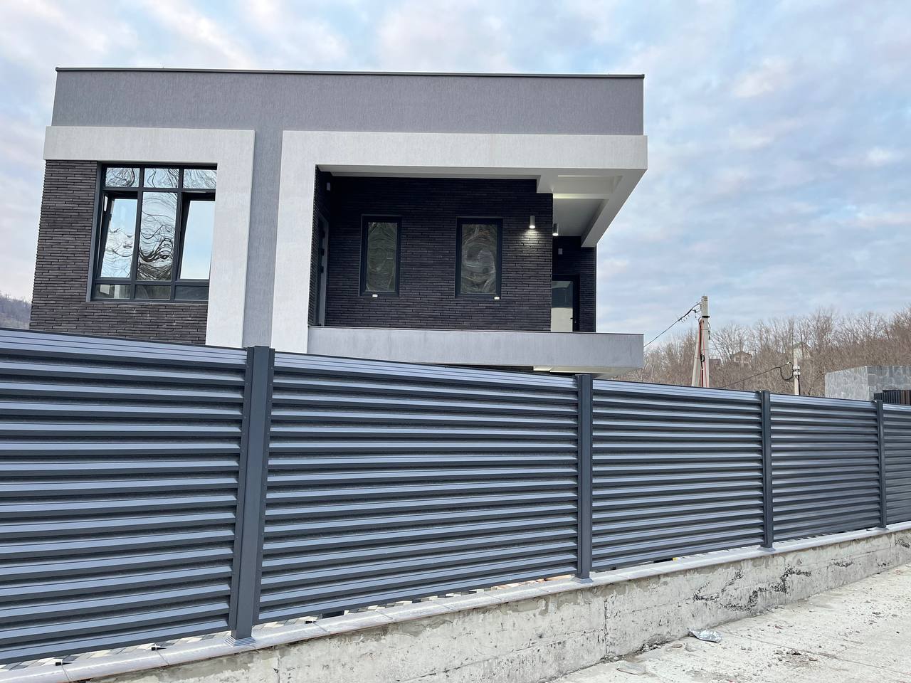 Забор-жалюзи из ламелей ЭКО-Z усиленных RAL7024/7024 Серый Графит двусторонний в Сосновом Бору