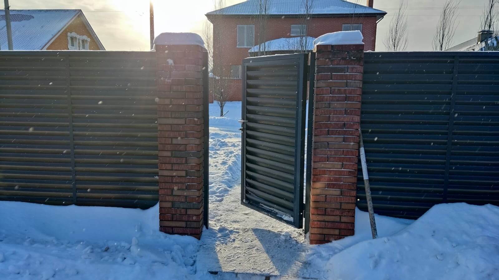Забор-жалюзи с ламелями еврожалюзи 34м RAL7024/7024 Серый Графит двусторонний фото 3 в Сосновом Бору