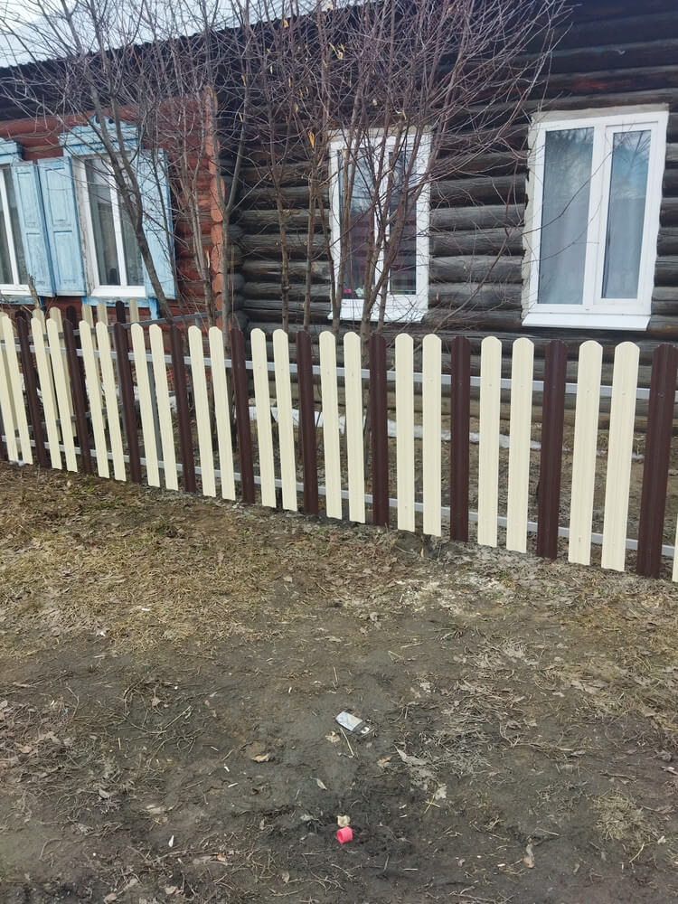 Забор из штакетника ЭКО-М 12м RAL1015/1015 Слоновая Кость двусторонний, RAL8017/8017 Шоколад двусторонний в Сосновом Бору