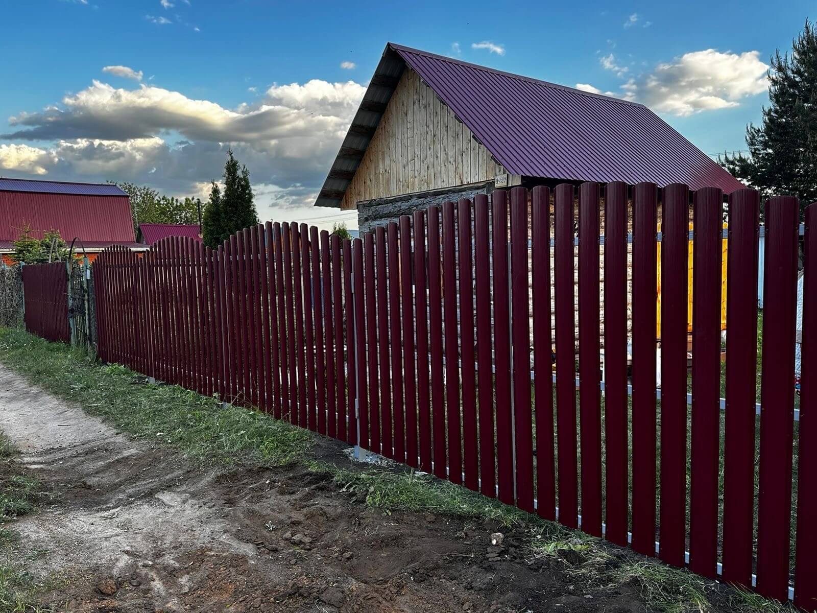Забор из евроштакетника 28м RAL3005 Красное Вино фото 4 в Сосновом Бору