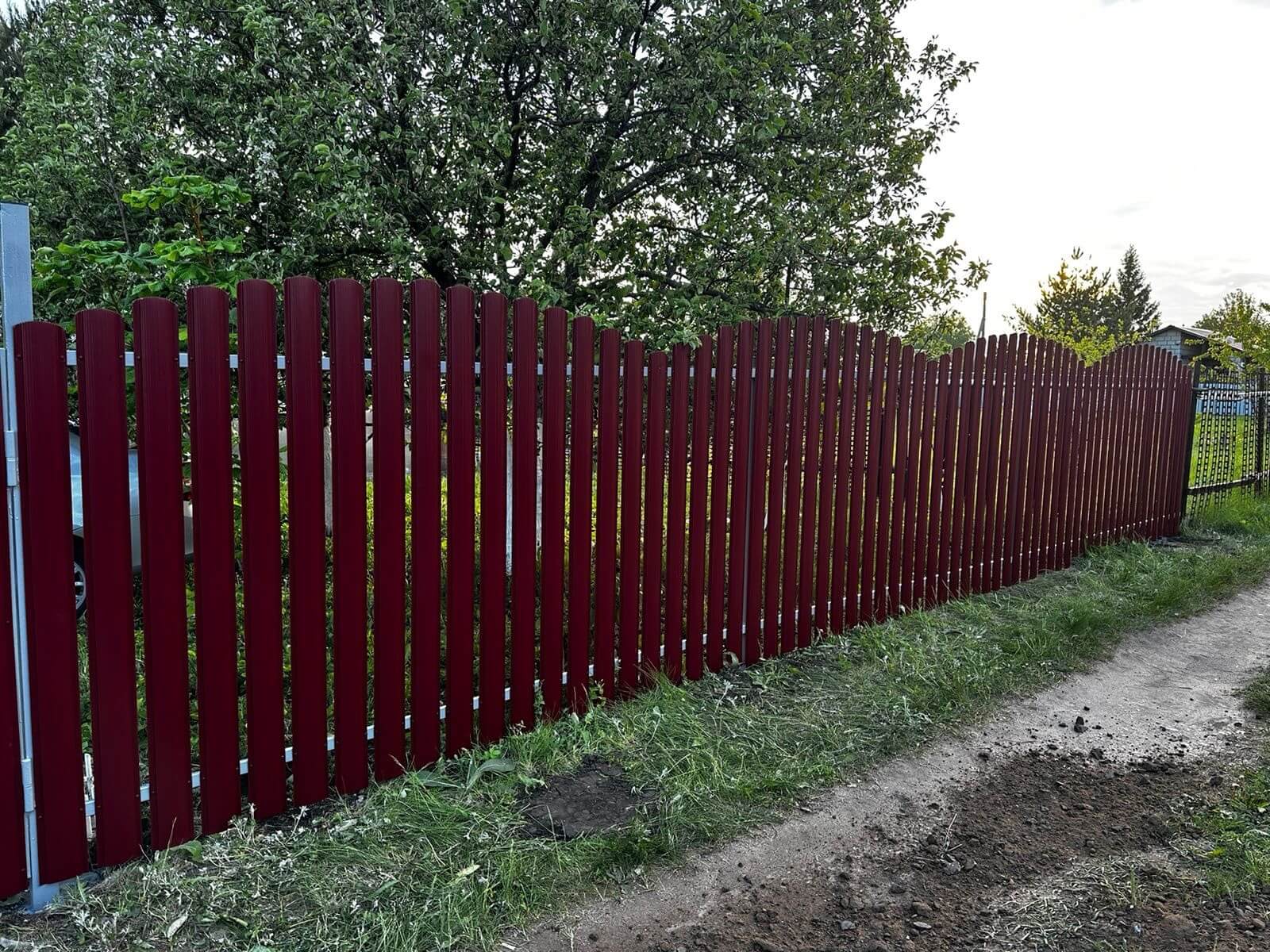 Забор из евроштакетника 28м RAL3005 Красное Вино фото 3 в Сосновом Бору