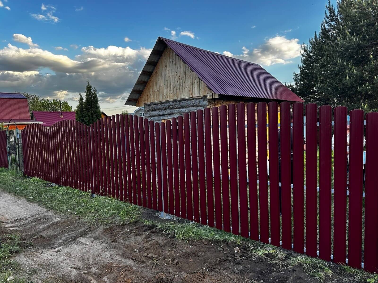 Забор из евроштакетника 28м RAL3005 Красное Вино фото 2 в Сосновом Бору