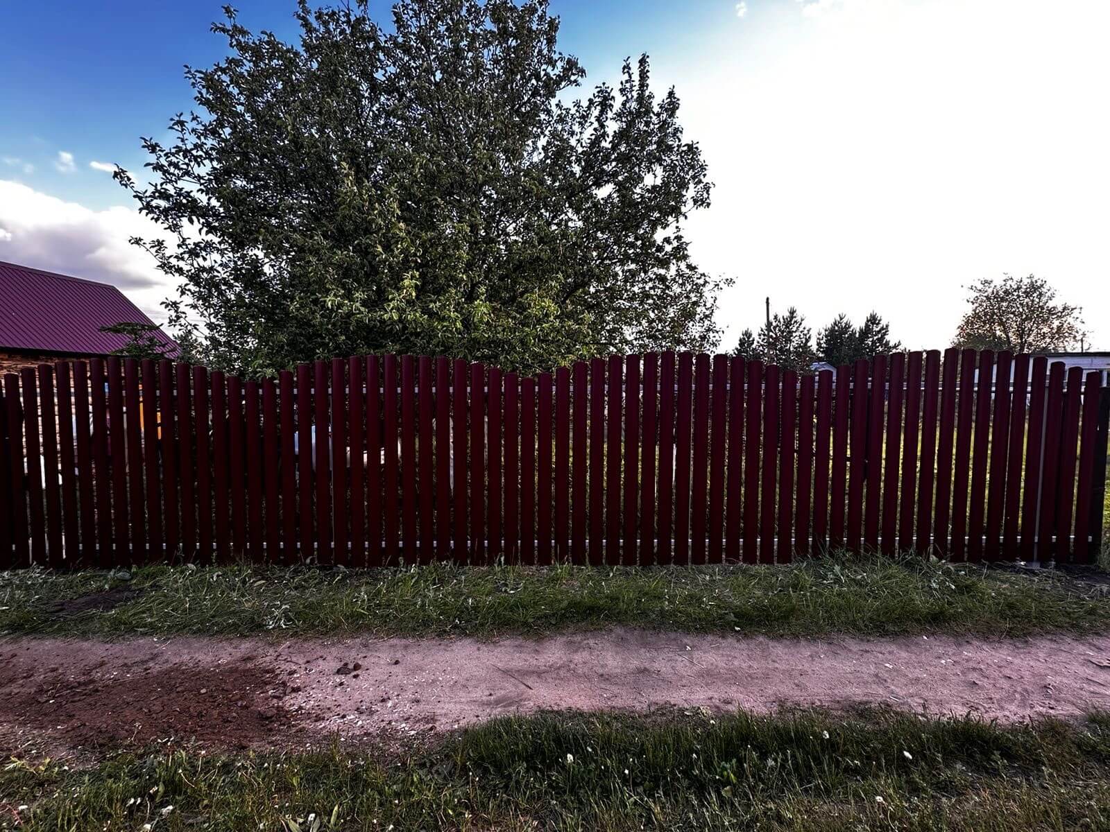 Забор из евроштакетника 28м RAL3005 Красное Вино фото 1 в Сосновом Бору