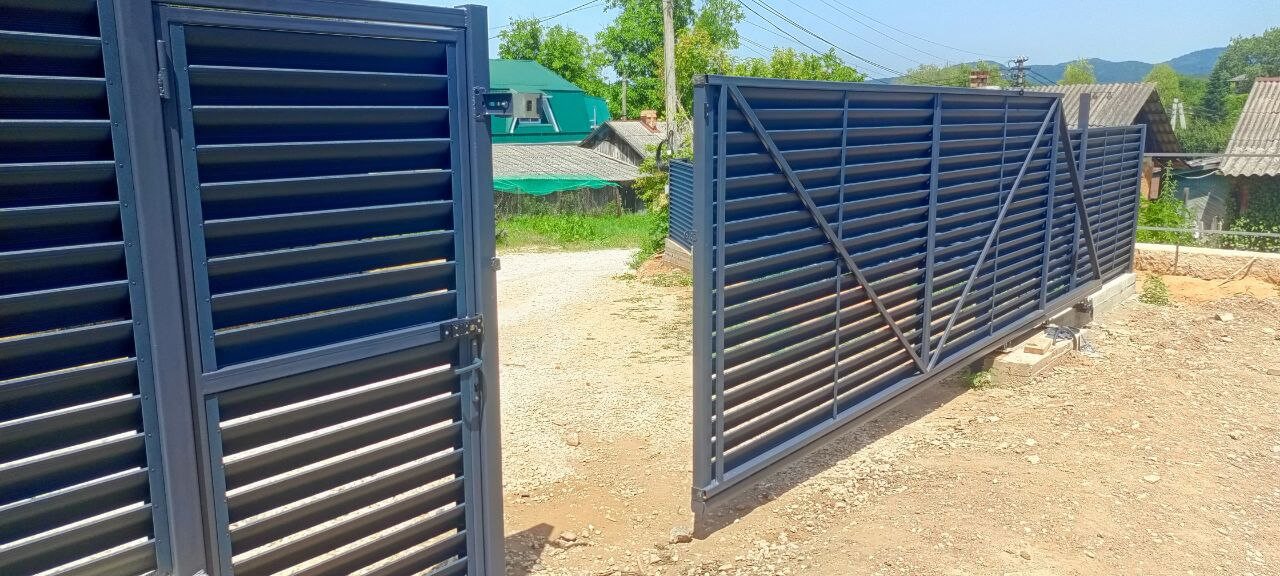 Забор-жалюзи из ламелей Еврожалюзи 53м RAL7024 Серый Графит МАТТЕ фото 16 в Сосновом Бору