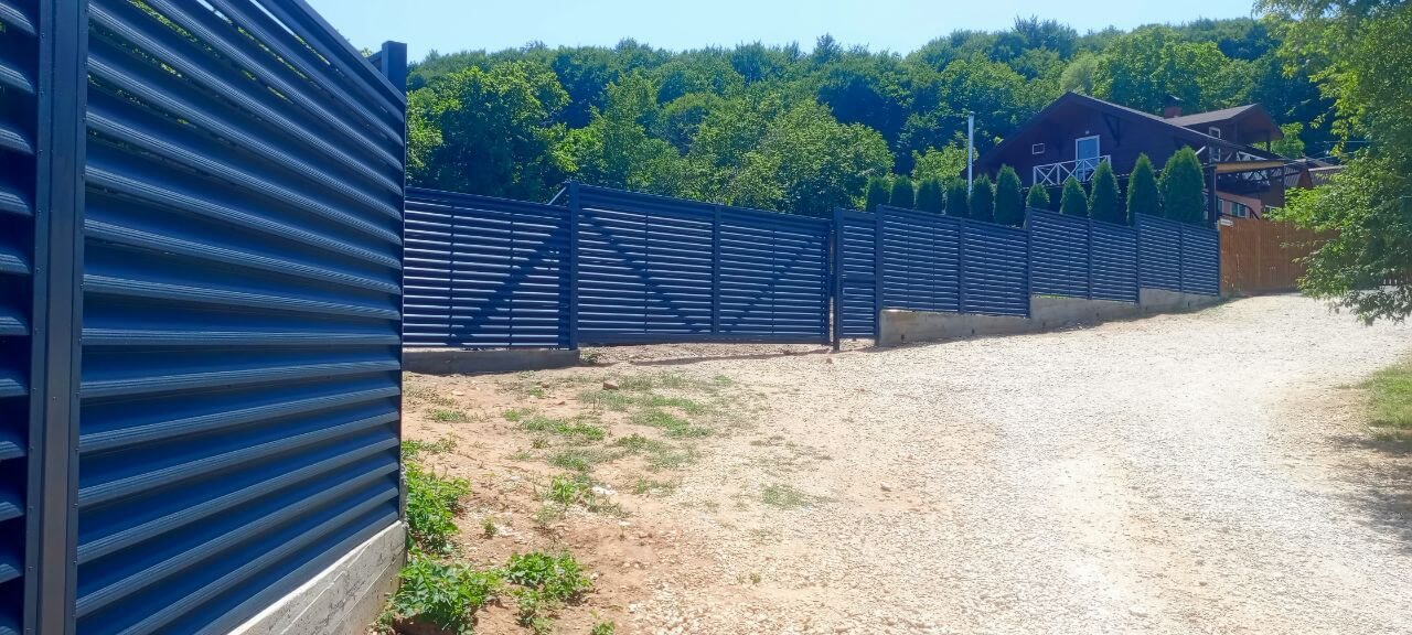 Забор-жалюзи из ламелей Еврожалюзи 53м RAL7024 Серый Графит МАТТЕ фото 8 в Сосновом Бору
