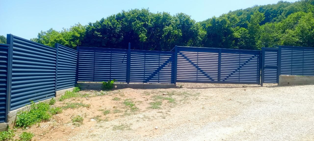 Забор-жалюзи из ламелей Еврожалюзи 53м RAL7024 Серый Графит МАТТЕ фото 7 в Сосновом Бору
