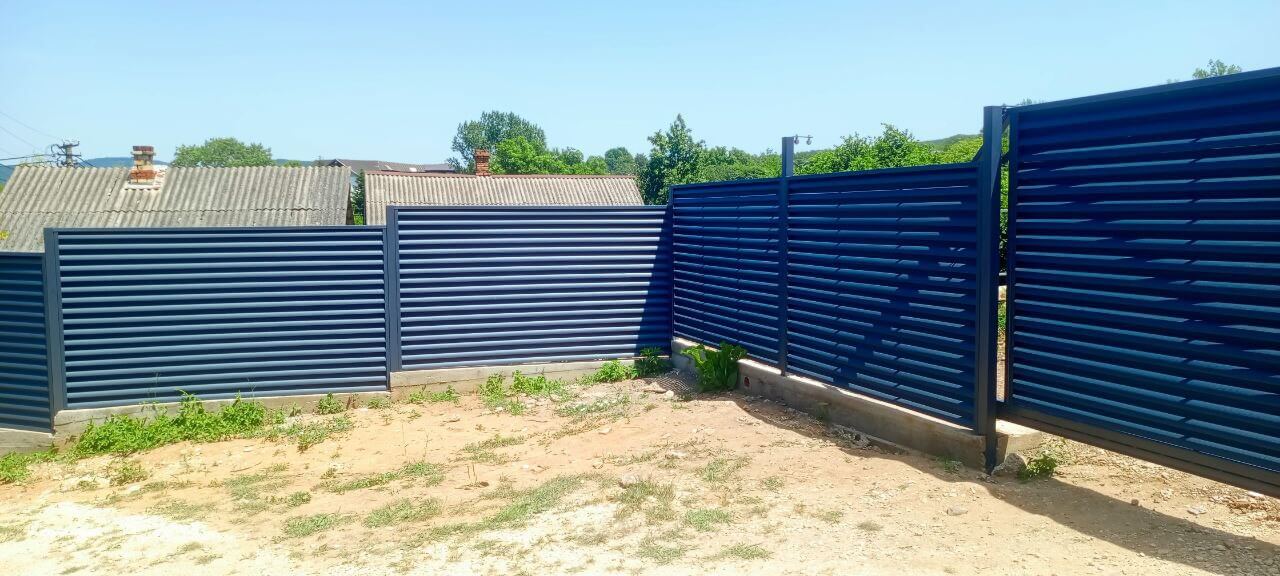Забор-жалюзи из ламелей Еврожалюзи 53м RAL7024 Серый Графит МАТТЕ фото 4 в Сосновом Бору