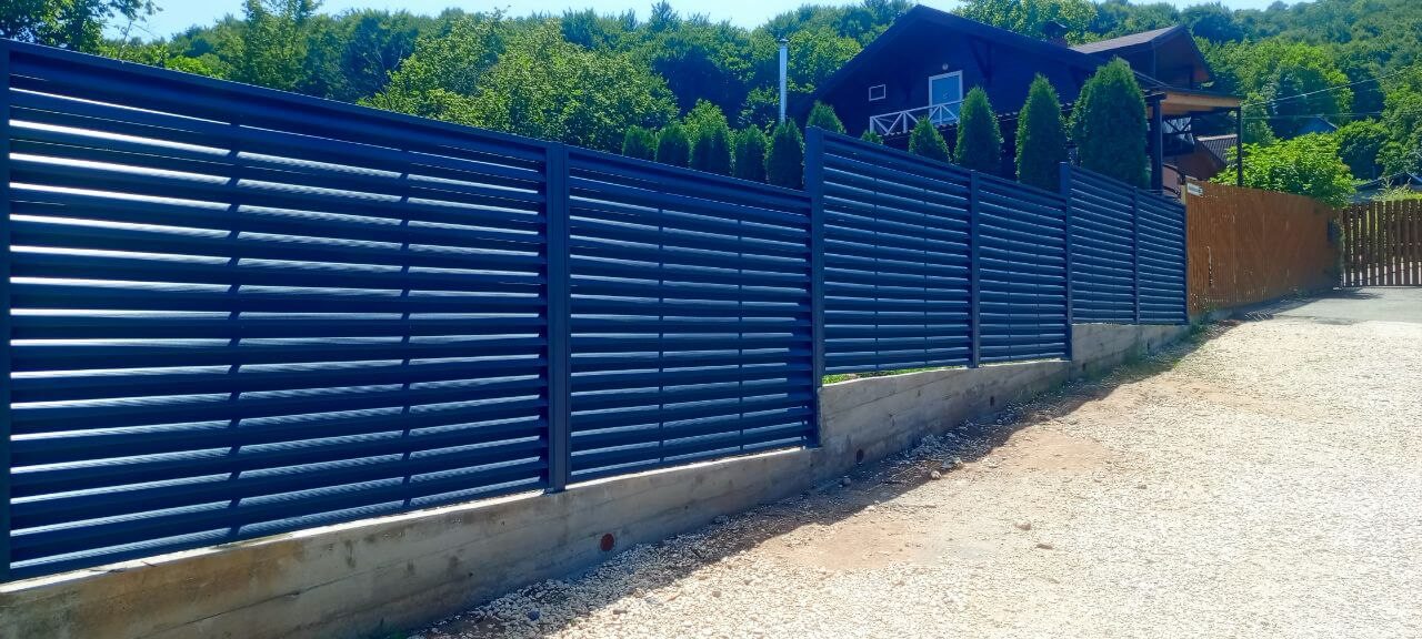 Забор-жалюзи из ламелей Еврожалюзи 53м RAL7024 Серый Графит МАТТЕ фото 12 в Сосновом Бору