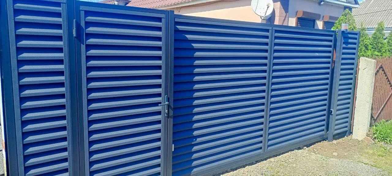 Забор-жалюзи из ламелей Еврожалюзи 53м RAL7024 Серый Графит МАТТЕ фото 10 в Сосновом Бору