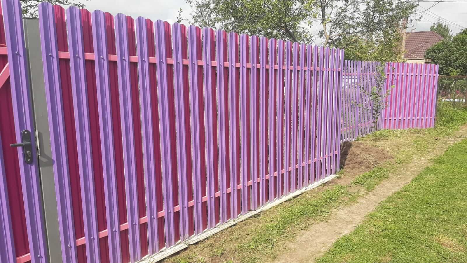 Двухцветный забор из евроштакетника 44м RAL4005 Сиреневый, RAL4006 Пурпурный фото 4 в Сосновом Бору