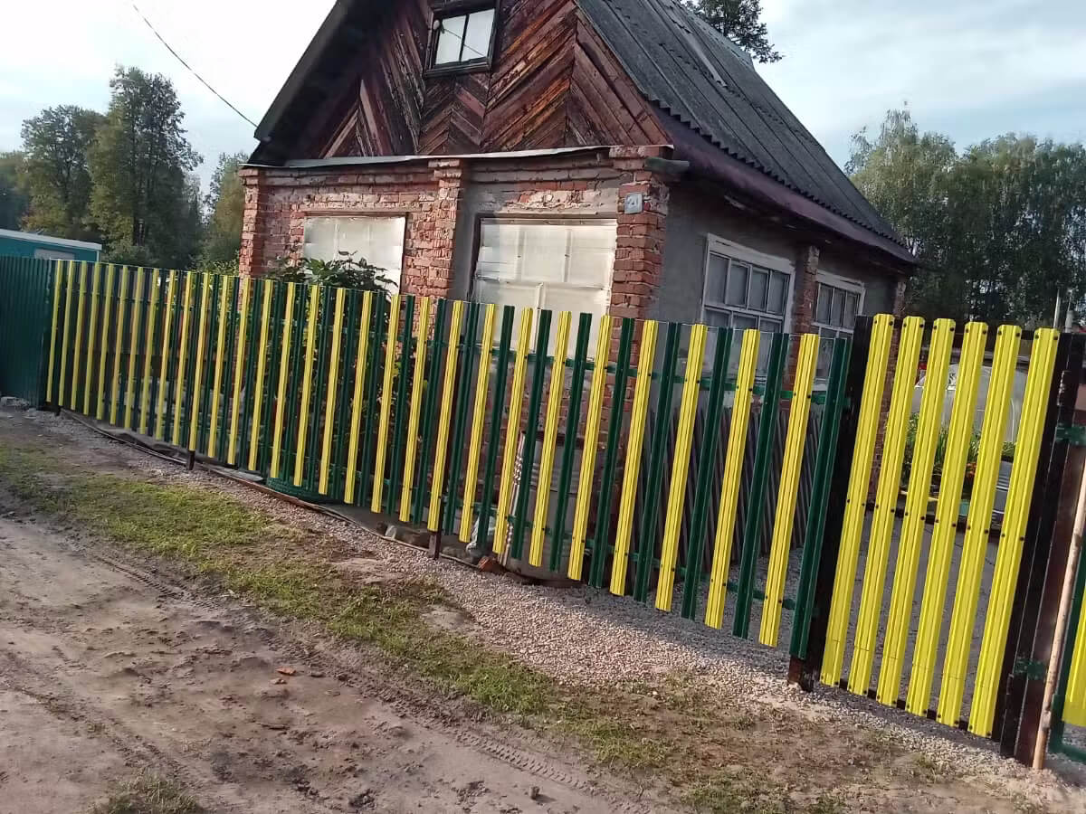 Забор из евроштакетника 13м RAL1018 Желтый фото 1 в Сосновом Бору