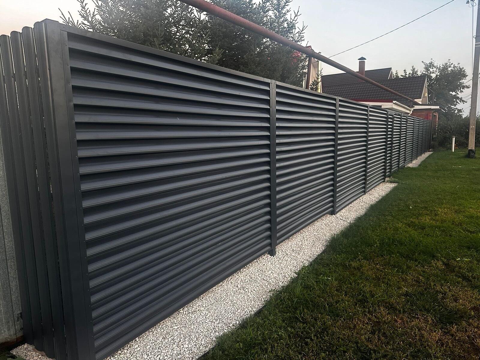 Забор из ламелей Еврожалюзи 26м RAL7024/7024 Серый Графит двусторонний фото 4 в Сосновом Бору