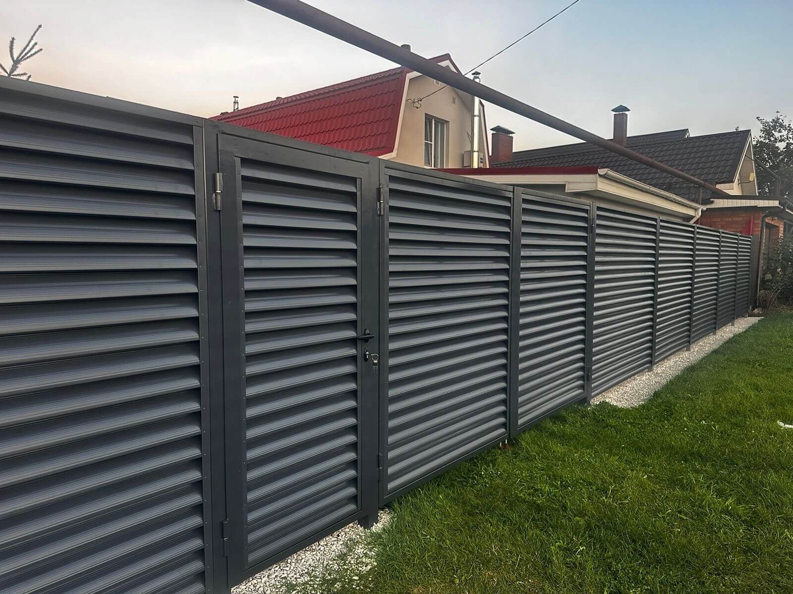 Забор из ламелей Еврожалюзи 26м RAL7024/7024 Серый Графит двусторонний фото 1 в Сосновом Бору